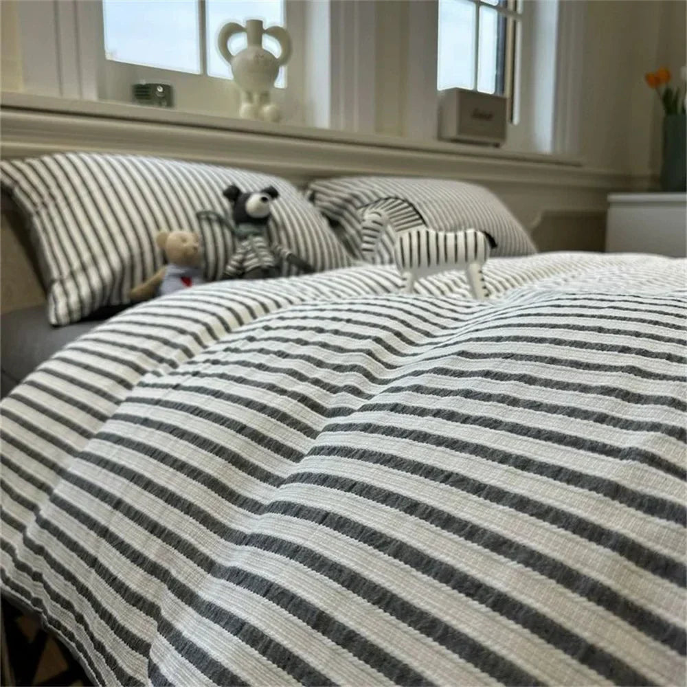 Minimalistic Striped Bed Set