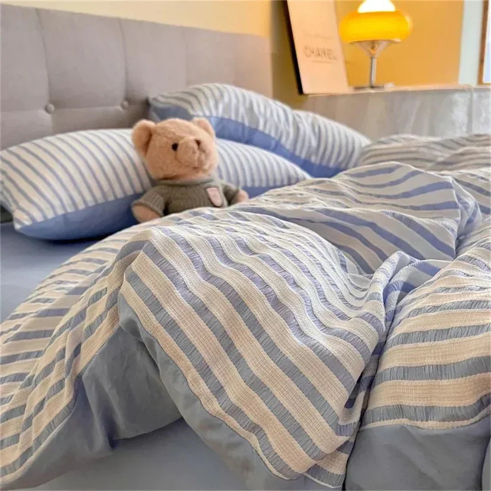 Minimalistic Striped Bed Set