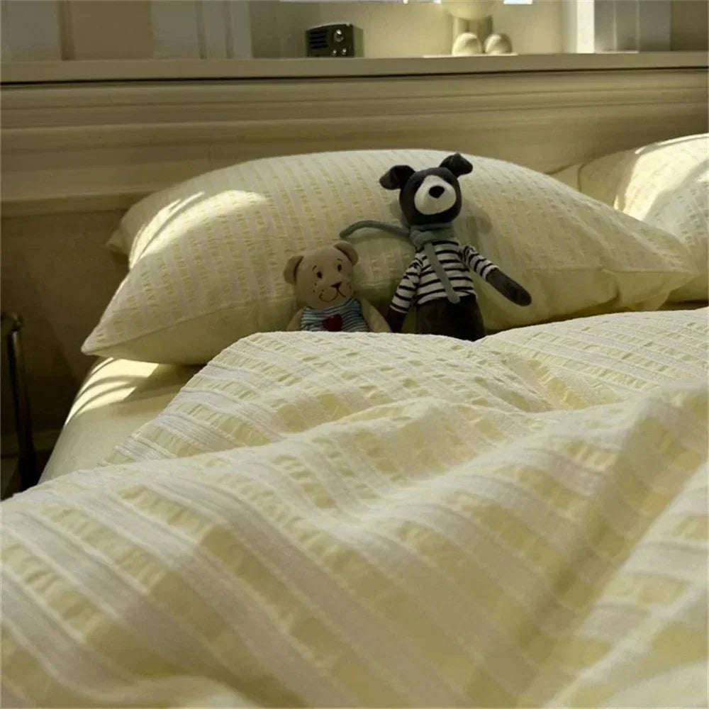 Minimalistic Striped Bed Set
